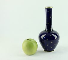 LANGENTHAL FEIN BEMALTE PORZELLAN VASE, SCHWEIZ 1948.