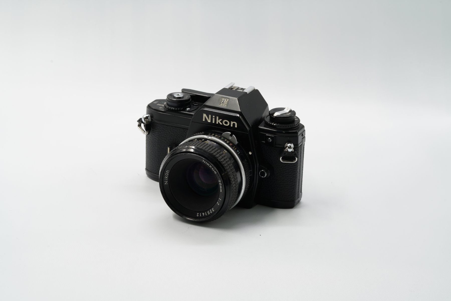 Nikon Fotocamera: Nikon EM Spiegelreflexkamera mit 50mm Objektiv – Usato da Galgenen venduto da Fmg