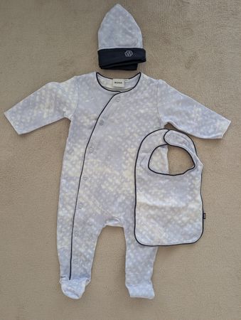NEU Hugo Boss Baby Set Gr. 67/6M (Jumpsuit, Mütze, Lätzchen)