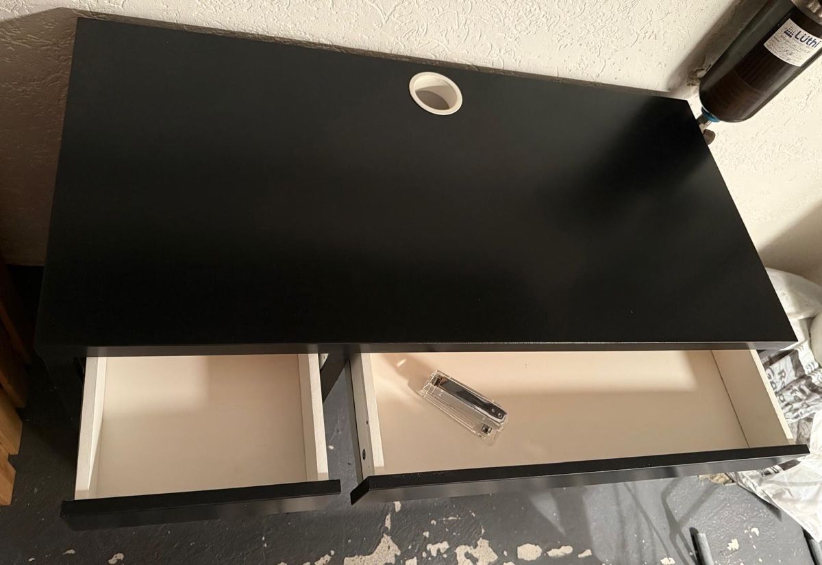 Bureaux: Schwarzer Tisch (105 x 50) – D'occasion à Riehen par loy_pkt5 2