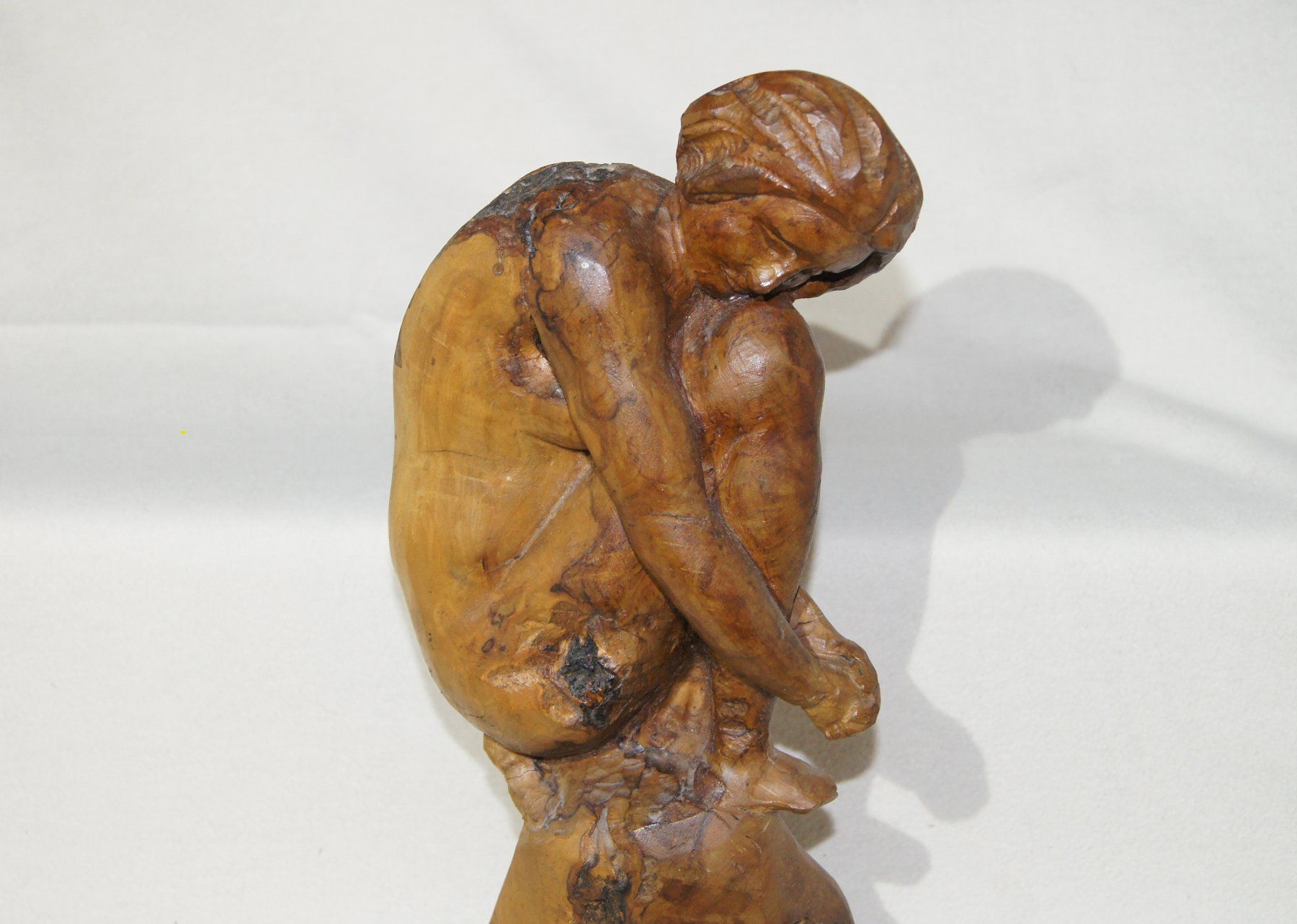 Figurines: Auf Baumstrunk sitzende junge Frau – D'occasion à Geroldswil par ARTEFACTO 1