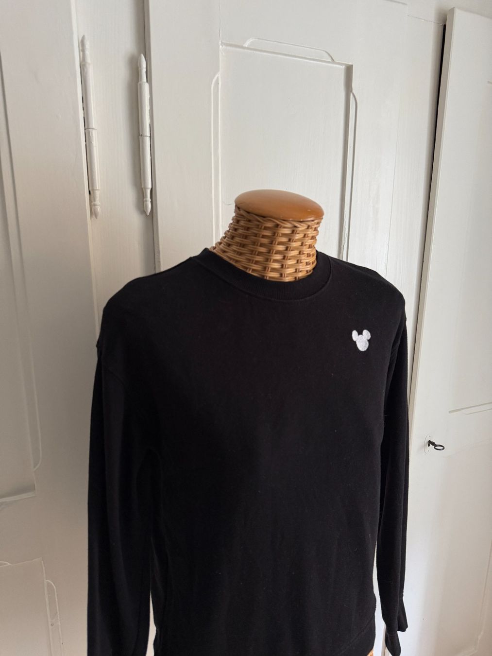 H&M Maglioni & Felpe: Disney Sweatshirt schwarz mit Mickey Mouse XS – Usato da Zürich venduto da Diazaio 1