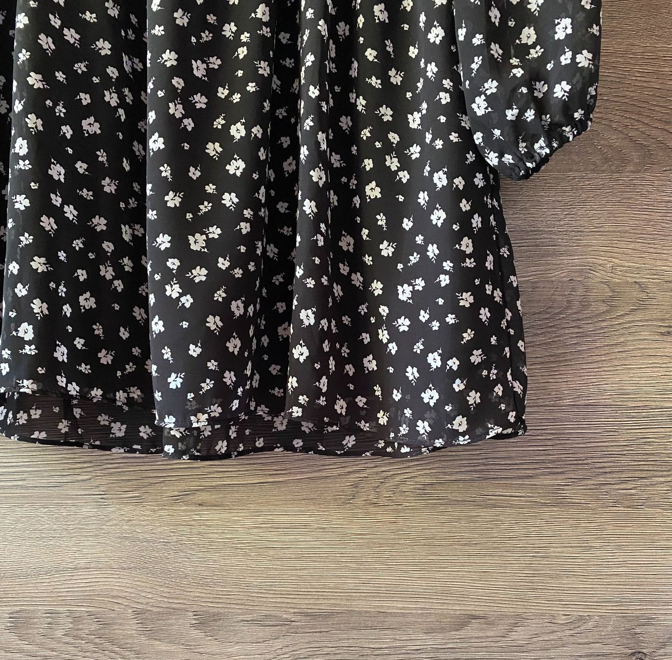H&M Kleider: Robe fleurie noire - H&M – Gebraucht aus Rochefort von Audrey.Maire 5