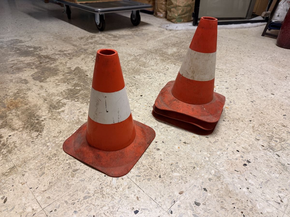 Tutti i ricambio: 4x Pilonen / Verkehrskegeln – Usato da Dürrenroth venduto da Clifford
