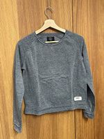 grauer Pullover