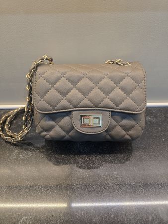 Handtasche in Taupe mit Goldkette