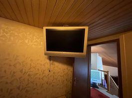 TV mit Deckenhalterung