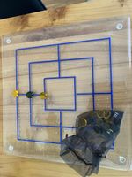 Brettspiel Mühle aus Glas sowie Spielsteine