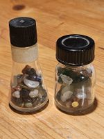 Viele bunte Dekosteine in 2 Glasfläschchen