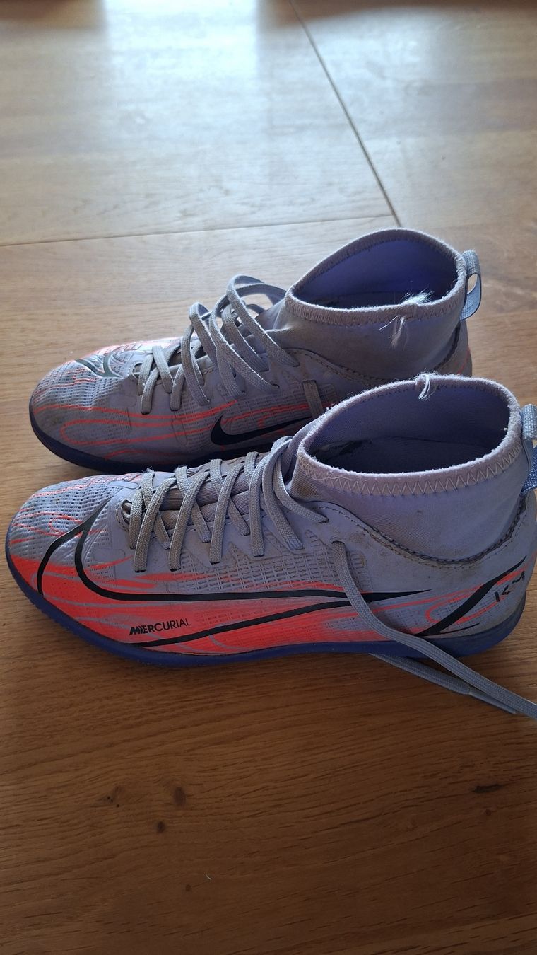 Nike Schuhe für Jungen: Nike Fussballschuh Gr. 35 – Gebraucht aus Safnern von Brionne