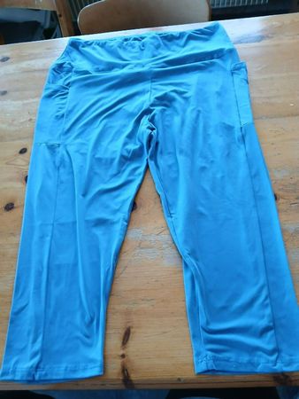 1 pantalon court(article neuf)taille 1xl