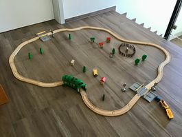 BRIO Holzeisenbahn Set mit Tunnel, Gebäuden, Fahrzeugen