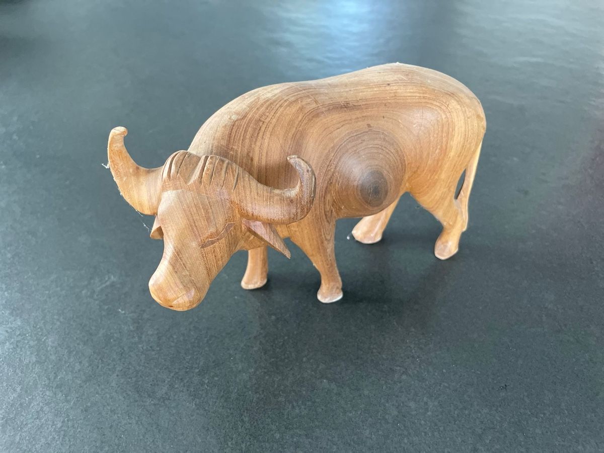 Statuette: Stier/ Ochse aus Holz geschnitzt. – Usato da Bassersdorf venduto da 1Morgenrot