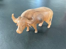 Stier/ Ochse aus Holz geschnitzt.