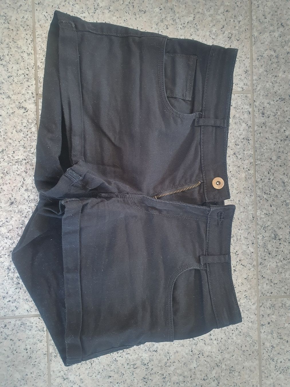 H&M Pantaloni: Schwarze H&M Shorts, Grösse 36 – Usato da Moosseedorf venduto da Sonnenschein..