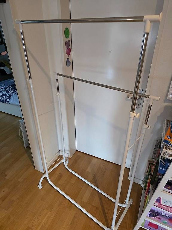 Sonstige Dekorationen & Accessoires: Kleiderständer in gutem Zustand – Gebraucht aus Volketswil von atzakas 1