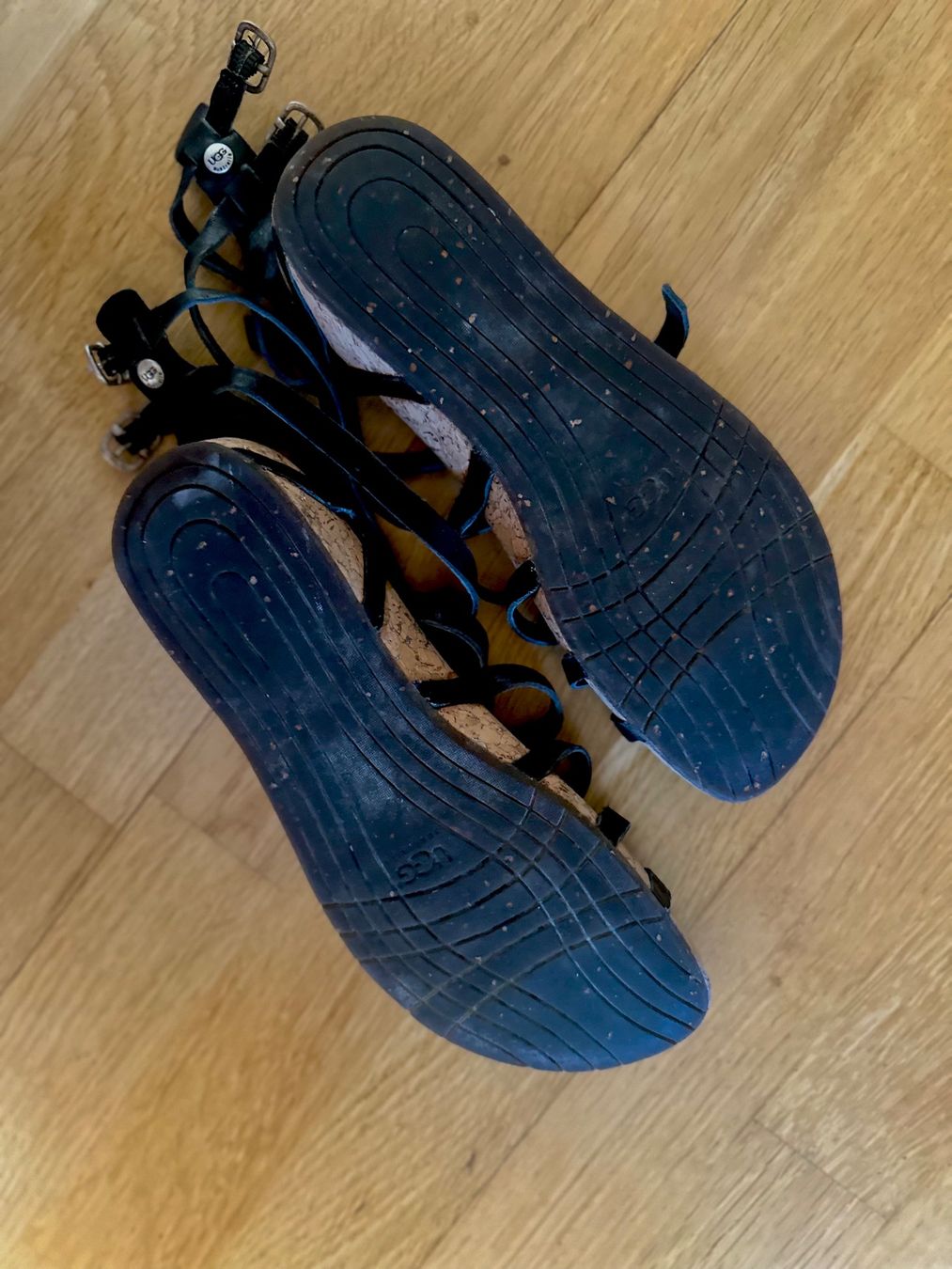 Ugg Chaussures femmes: UGG Sandalen Leder schwarz Grösse 39 – D'occasion à Bern par ACR12 2