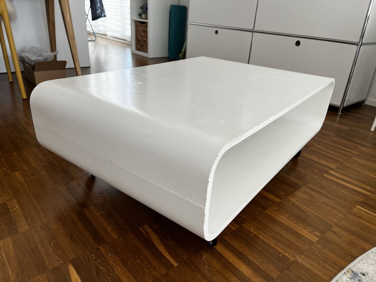 Tische: Couchtisch weiss mit Rollen mit Gebrauchsspuren – Gebraucht aus Belp von Feebee