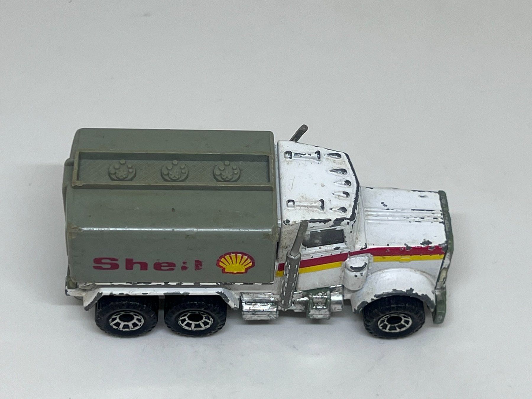 Matchbox Modellini d'auto: Matchbox Peterbilt Tanker Truck #234 – Usato da Wildegg venduto da LaaBoutique 1