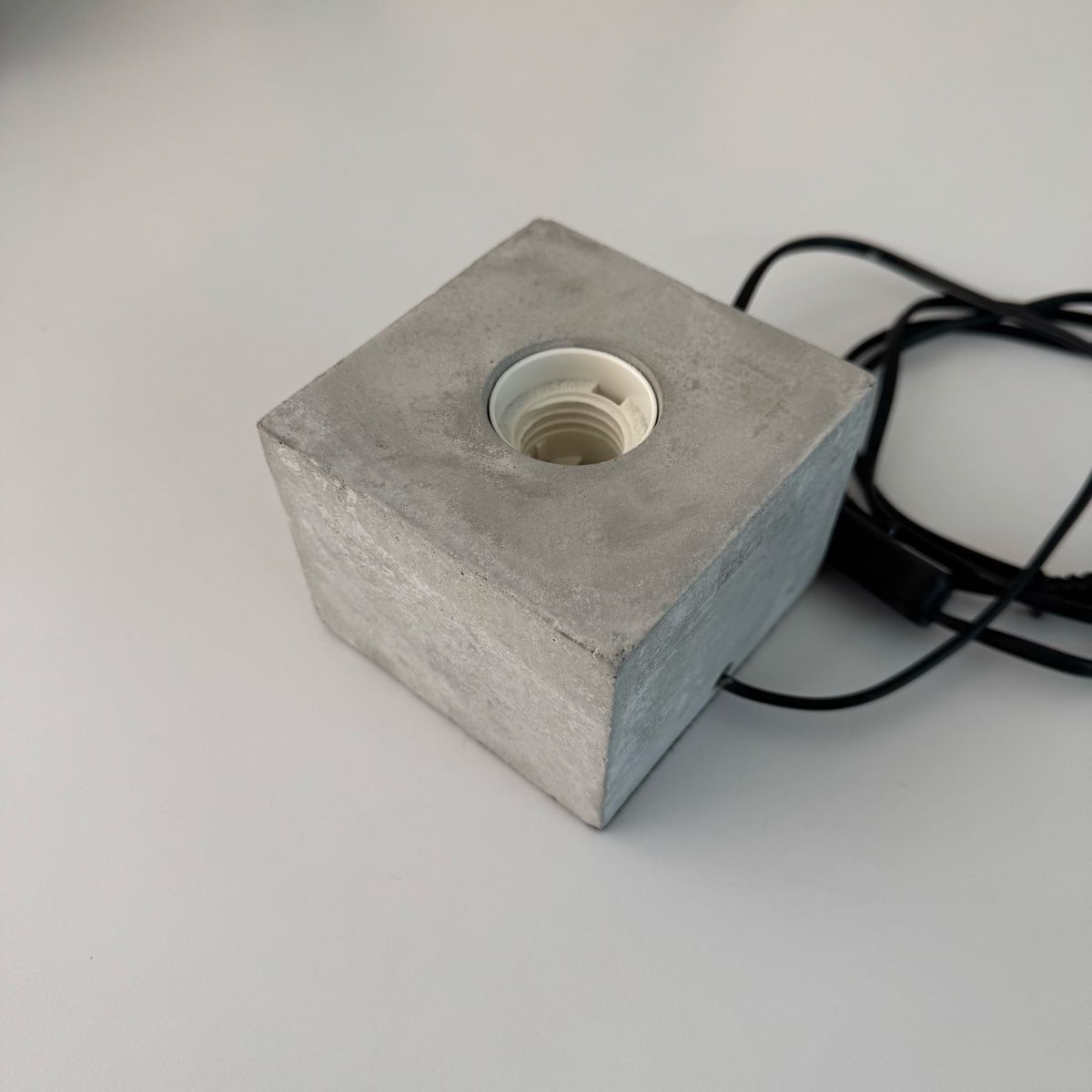 Lampen: Modern Concrete Cube Lamp Base – Gebraucht aus Zürich von Fontana101 1
