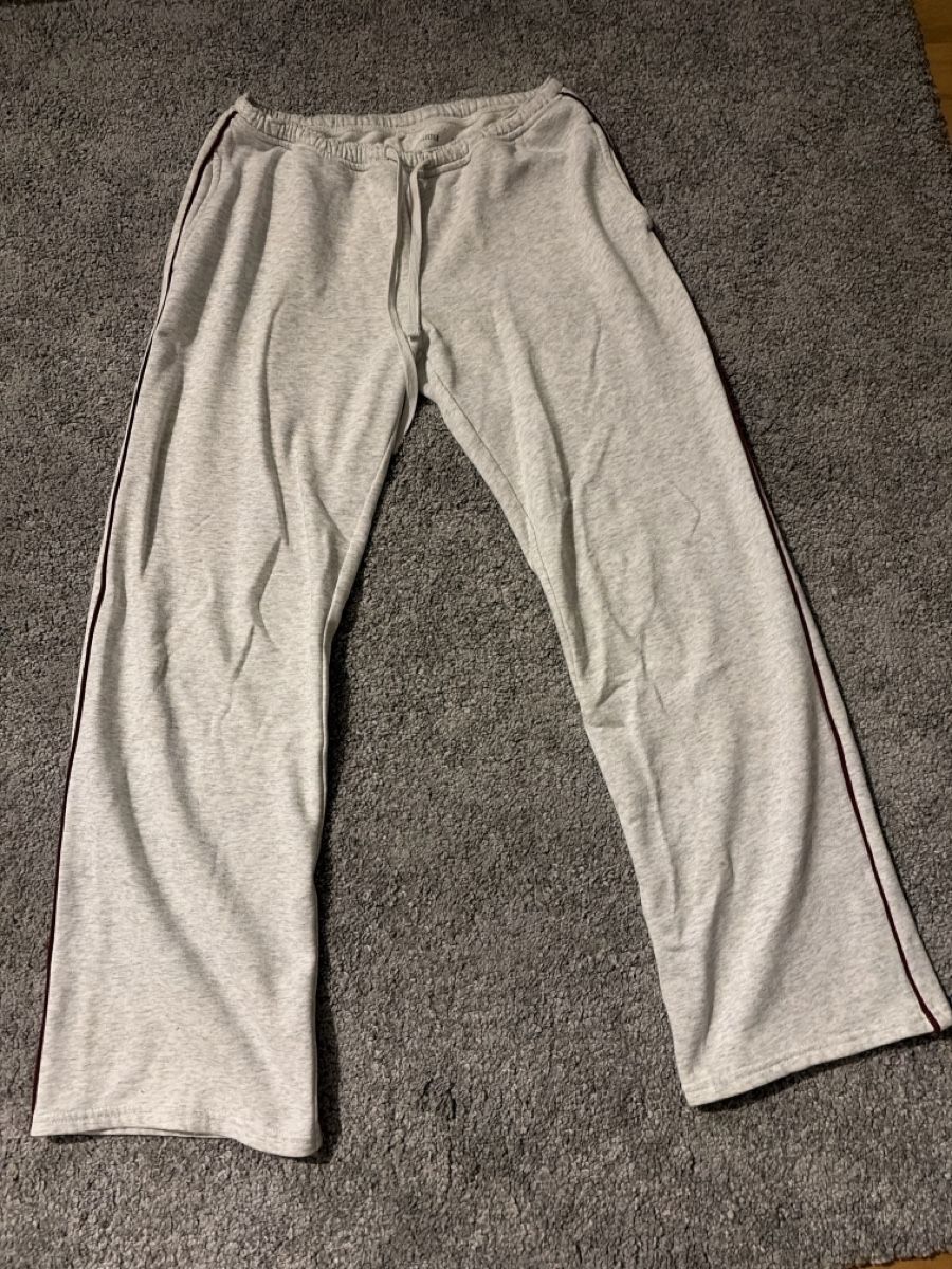 Hollister Pantaloni: Hollister Sweatpants with red stripes – Nuovo e nell'imballaggio originale da Münchenstein venduto da ArleneLM