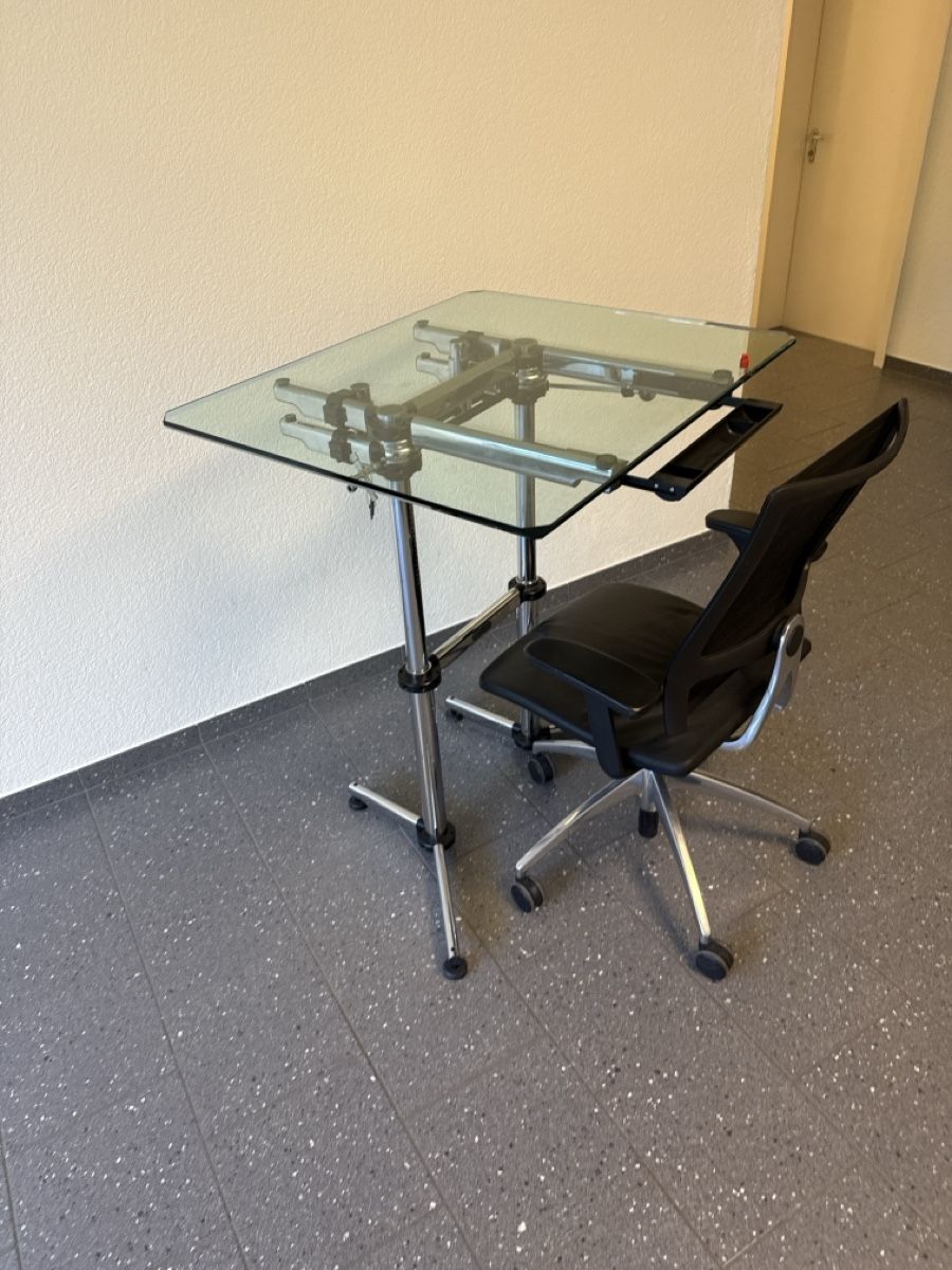 Scrivanie: USM kitos Moderner Glastisch mit Chromgestell. – Usato da Zürich venduto da chi_xhq5 9