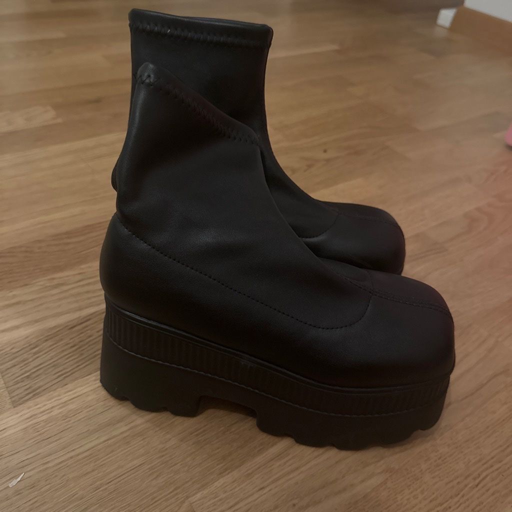 Scarpe da donna: Black platform boots size 36 – Nuovo (secondo la descrizione) da Bern venduto da Bibimyeon