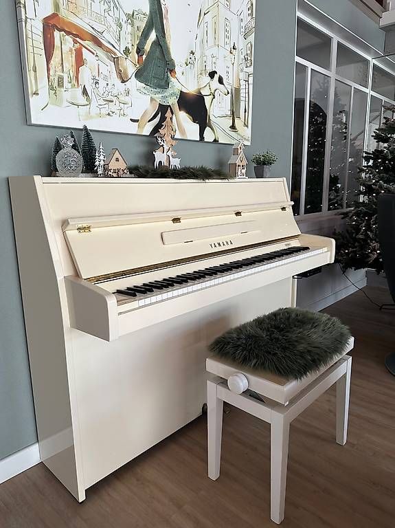 Instruments de musique: Piano droit Silent Yamaha blanc – D'occasion à Collombey par qua_lb8f