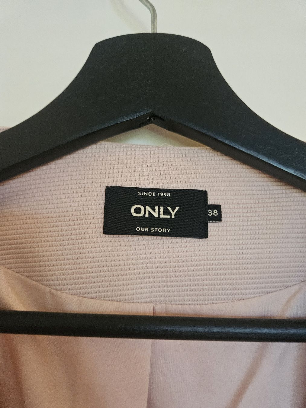 Only Jacken: Blazer Only rose clair matière structurée taille 38 – Gebraucht aus Genève von chichiii 1