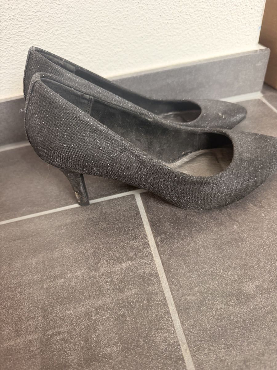 Chaussures femmes: Pumps schwarz mit Glitzer Grösse 39 gebraucht – D'occasion à Uster par eli_c5fv 1