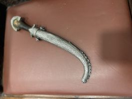 Dolch verziert mit handgefertigter Metallscheide