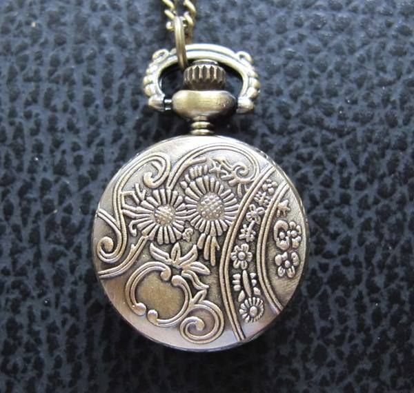 Orologi: Umhängeuhr Wappen Emblem Victorian Style – Nuovo (secondo la descrizione) da Schwanden GL venduto da UHRKNALL 2