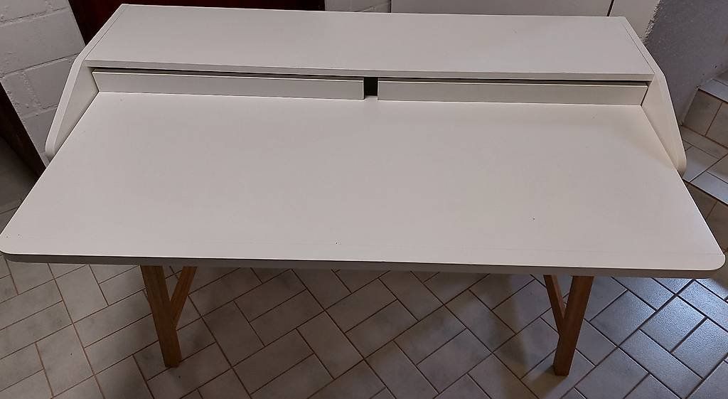 Schreibtische: Stylischer Schreibtisch – Gebraucht aus Buttisholz von Swiss2ndHandDeals 1