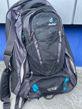 Trekking-/Reiserucksack von Deuter mit Regenhaube