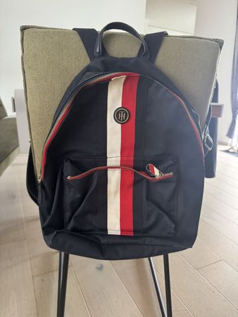 Rucksack Tommy Hilfiger schwarz mit Streifen guter Zustand