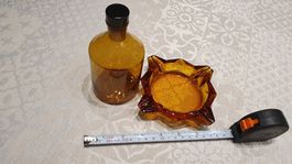LOT AMBRE: Bouteille vintage et cendrier en verre ambré.