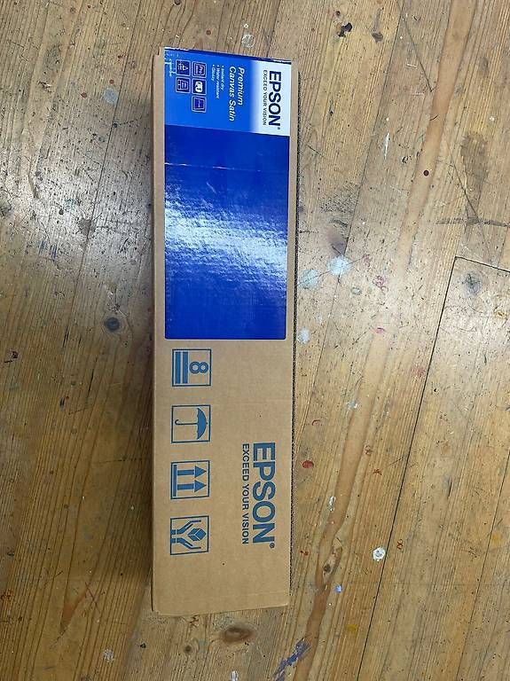 Tessuti: Epson Premium Canvas Satin-2 Rolle – Usato da Zug venduto da Roobinn