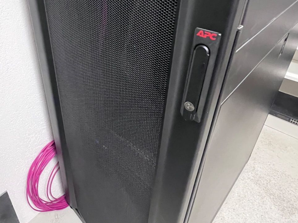 Apc Racks & Cavalletti: Serverschrank APC 48HE schwarz – Usato da Zürich venduto da wme_n5yf