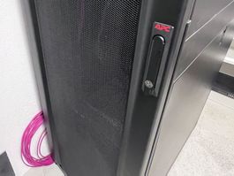 Serverschrank APC 48HE schwarz