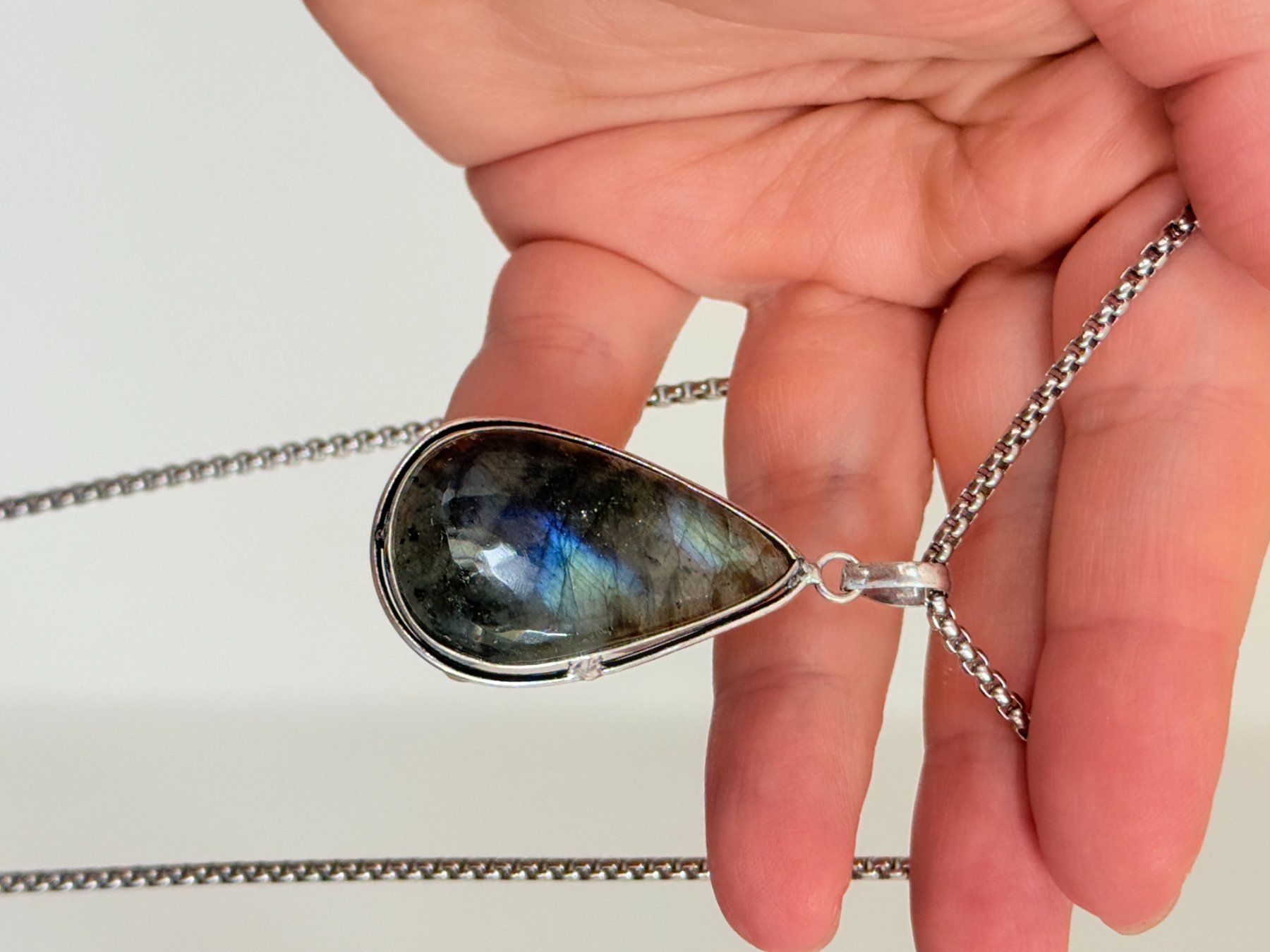Catenine: Collier avec pendentif labradorite forme goutte – Nuovo e nell'imballaggio originale da Genève venduto da AGBERG 2