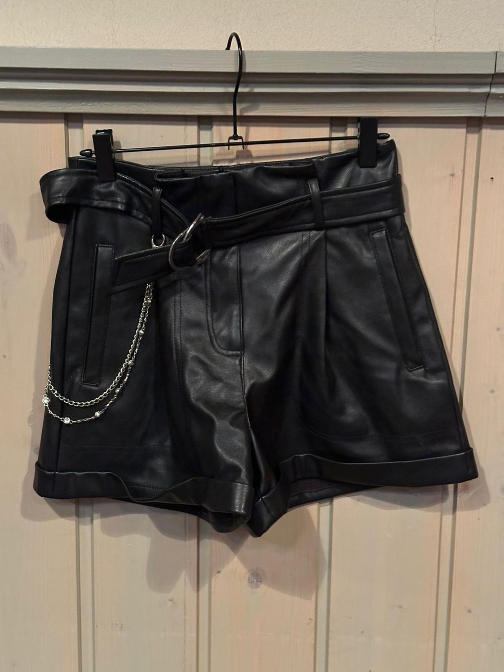 Pantaloni: Coole Kunstleder-Shorts, schwarz, Gr. 40 – Usato da Marbach SG venduto da fam_8hbc 1