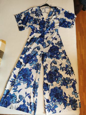 Jumpsuit Mango mit Blumenmuster in Blau Weiss