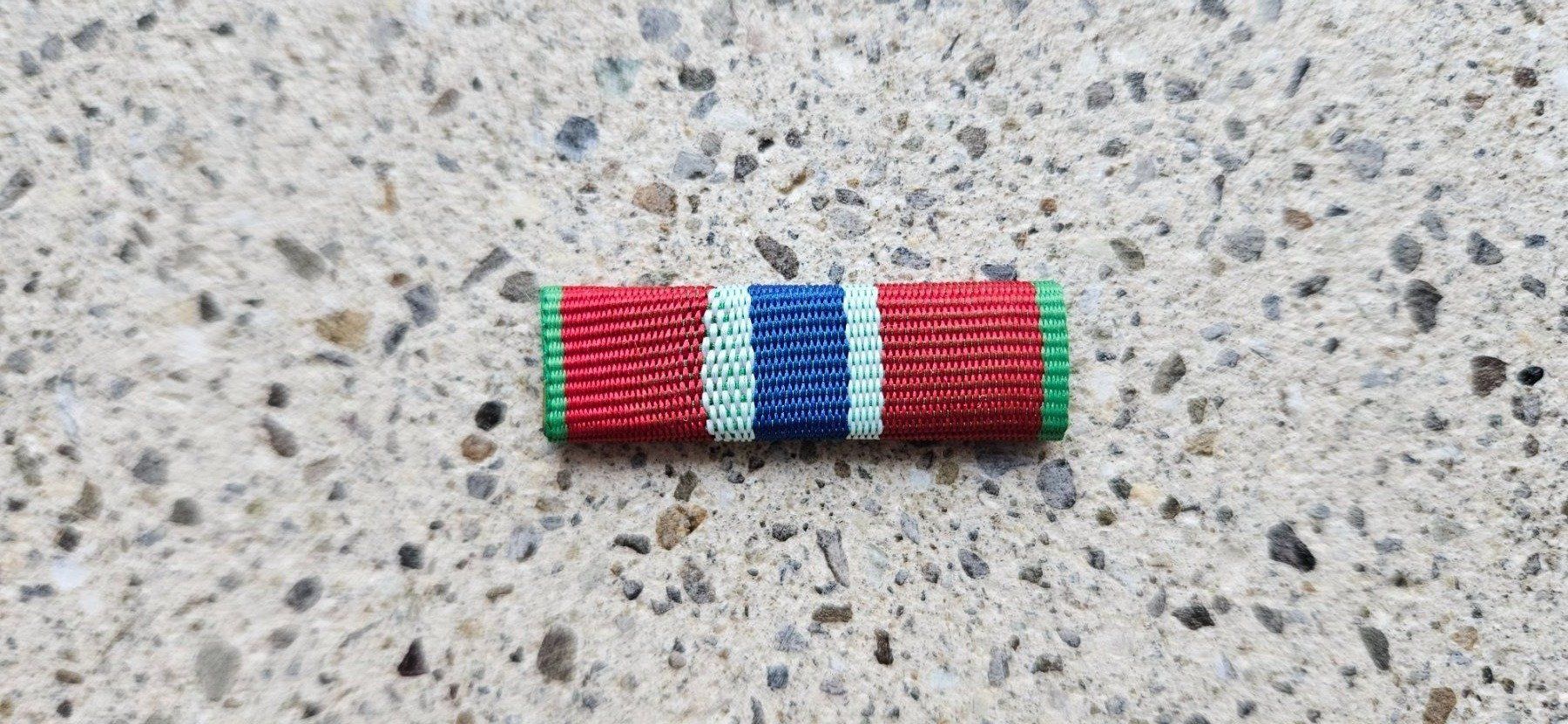 Schweizer Armee Placchette & Badge: *** Ribbon Dancon March / Swisscoy Einsatz *** – Nuovo e nell'imballaggio originale da Riedholz venduto da fr_sIruP