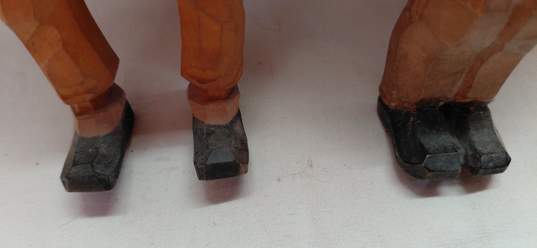 Statuette: 2  Holzfiguren handgeschnitzt bemalt – Usato da Trogen venduto da Limboo 6