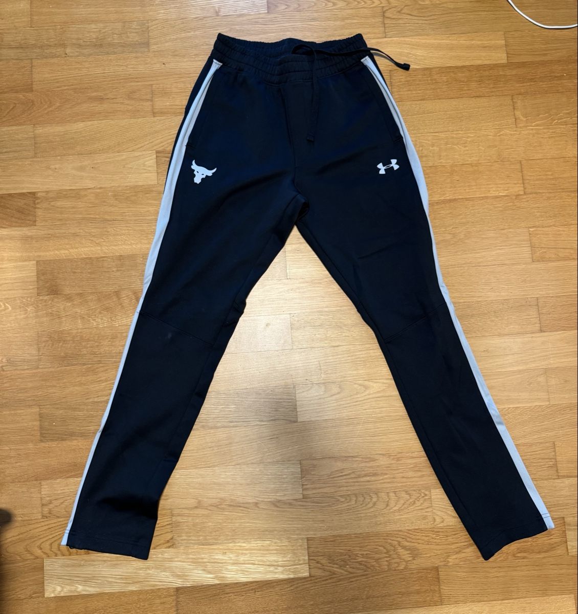 Under Armour Pantalons: Under Armour Project Rock track pants Jogginghose – D'occasion à Zürich par tim_t6kb