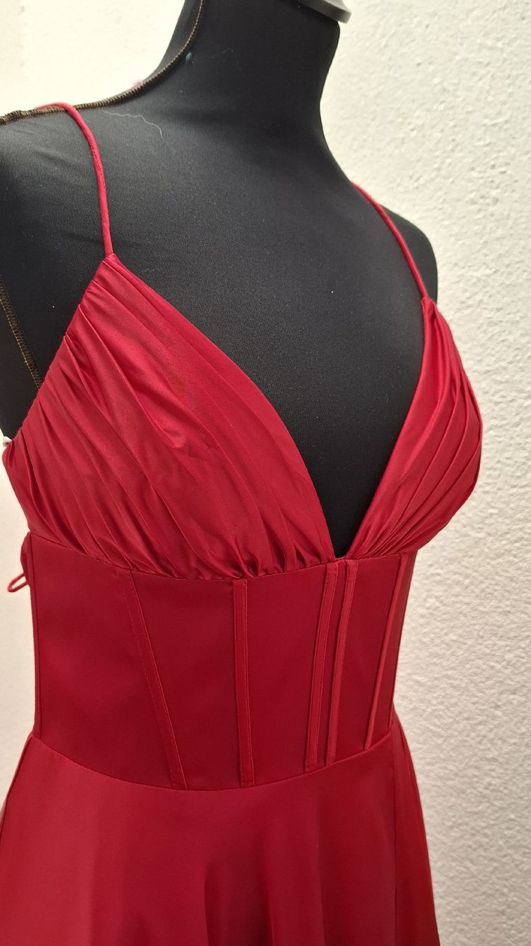 Kleider: Rotes Abendkleid – Neu (gemäss Beschreibung) aus Uster von VMT. 3