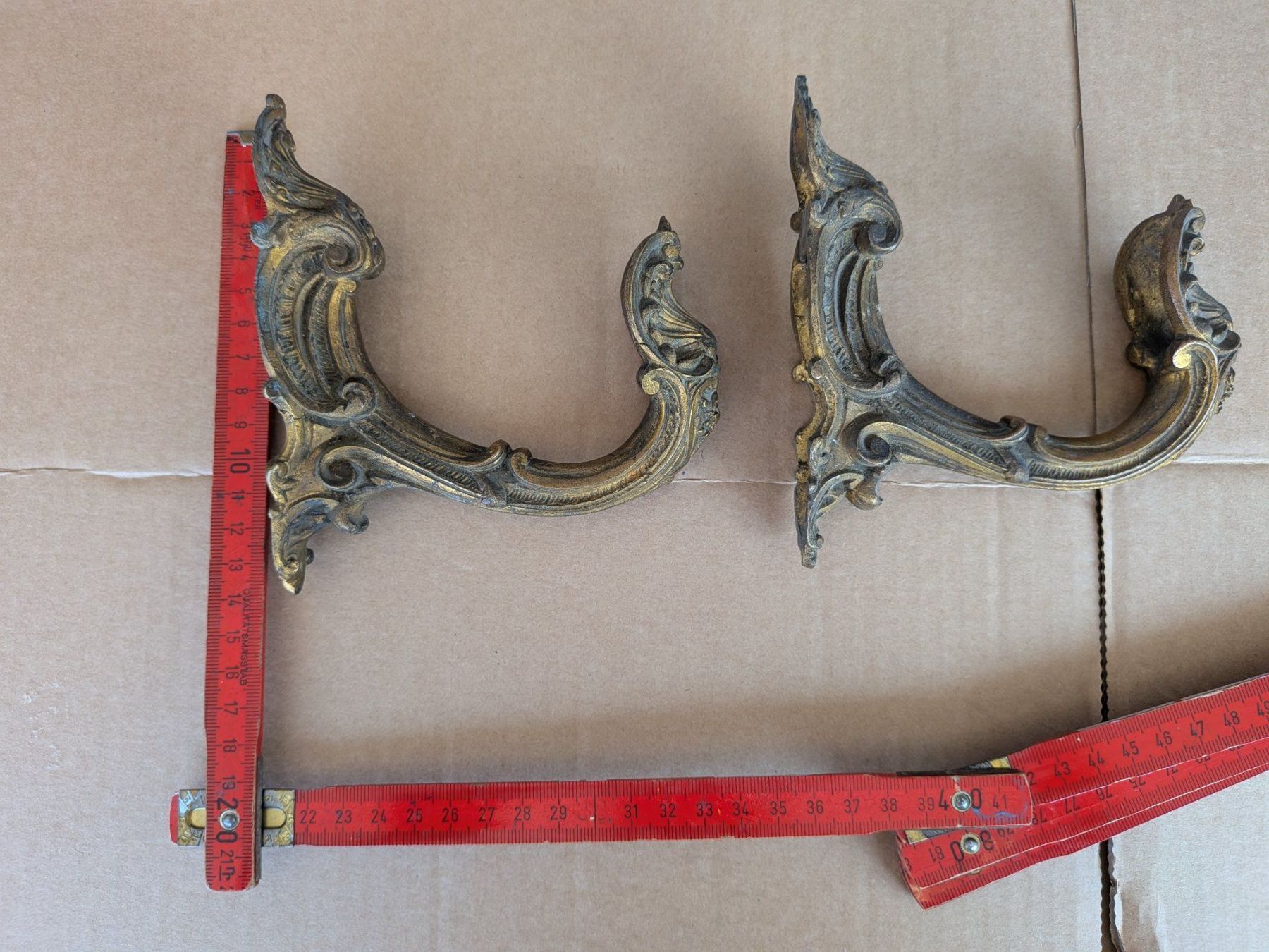 Sculture & Statue: 2 kleine antike Bronze Vorhangstangenhalter oder Raffhalter – Usato da Emmen venduto da Brockofsky 2