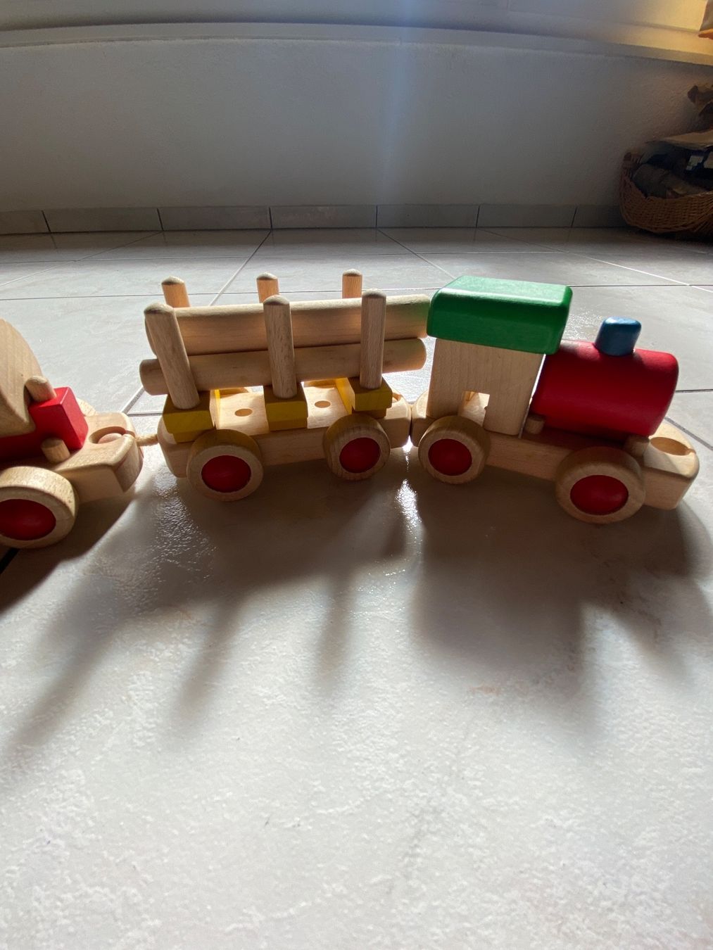 Spielzeuge: Holzeisenbahn mit 5 Anhängern – Gebraucht aus Hallwil von Zoeizy 2