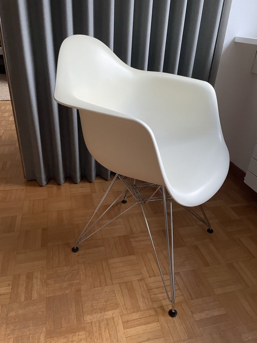 Eames Sedie: 2x Eames Plastic Armchair DAR weiss – Usato da Zürich venduto da Nhpp 4