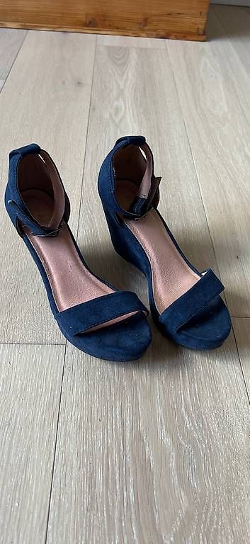 Chaussures femmes: Sandalen dunkelblau Grösse 37 – D'occasion à Maur par Franzifisch